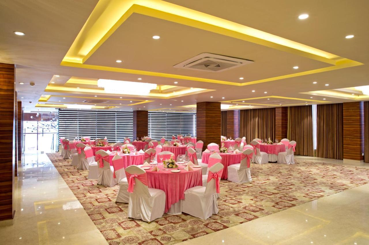 Regenta Central Noida, Sector 49 Buitenkant foto